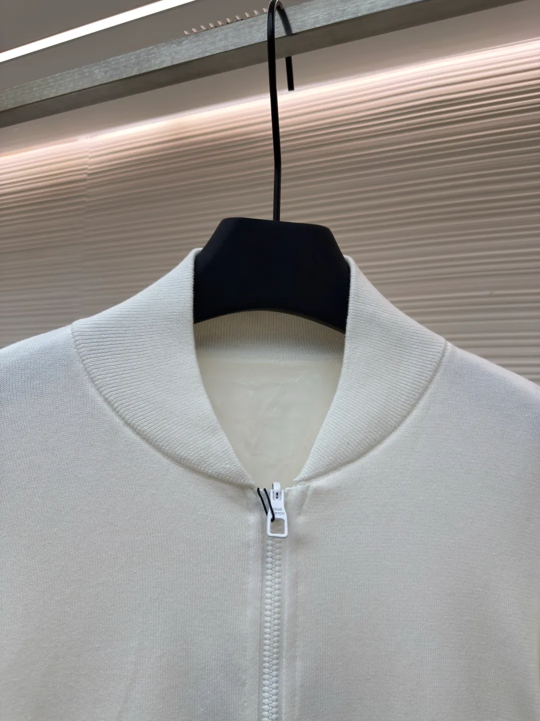 LOUIS VUITTON double-sided zipper jacket ●Authentic product: 21300 purchase and development ●Item number: 1680684-B95 ●Fabric: nylon fabric ●Technology: full-width jacquard production ●Version: loose version ●Weight: about 610 grams ●Size: S-M-L-XL ●Description: Customized high-end nylon fantasy jacquard brocade and cotton sheep dense needle velvet, rich texture, full color, soft and delicate Double-sided charm, one piece of clothing to enjoy. One side quietly appears with low-key elegance. The iconic embroidered LV logo is embellished on it. The other side is covered with Yingze's full-width Monogram pattern, instantly lighting up the whole place. Exuding a sense of high-end from the inside out. Double-sided splendor. Like two movements in a symphony, each is wonderful and reflects each other. Unlock the noble code of fashion and use imported machine embroidery technology to use advanced computer control systems and precision mechanical components to realize LV logo embroidery operations. High precision, smooth and delicate lines, fabric jacquard technology, by weaving a full-width Monogram jacquard texture technology on the surface of the fabric, controlling the interweaving method of warp and weft lines, and accurately controlling the interweaving density and tension of the yarn to make it more three-dimensional. Ergonomic three-dimensional tailoring returns to traditional craftsmanship through segmentation, folding, shrinking, and stretching techniques. The so-called slow work produces fine work, which is the respect for materials and the pursuit of feel. The workmanship is complex and tedious, slow in aging, and high in loss. The overall wiring is straight and delicate, the fabric is comfortable and soft, and the color is consistent without color difference. It can be matched with the same style to create a fashionable look and control various occasions. Customized accessories, complete with three standards, same style for men and women!